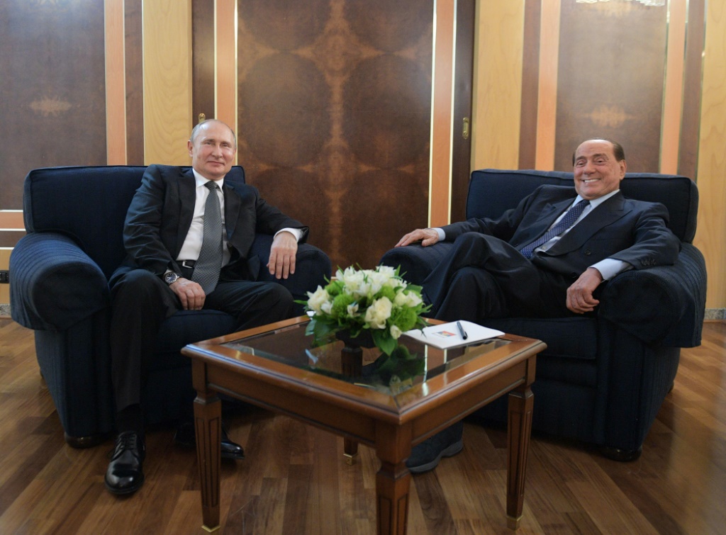 الرئيس الروسي فلاديمير بوتين ورئيس الوزراء الايطالي الاسبق سيلفيو برلوسكوني في مطار فيوميتشينو في روما في 05 تموز/يوليو 2019 (ا ف ب)