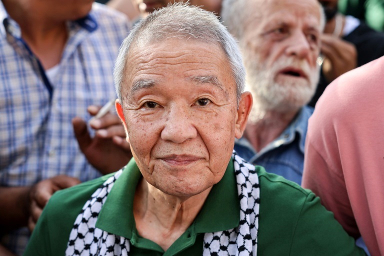 كوزو أوكاموتو (74 عاماً)، الناجي الوحيد بين المنفذين الثلاثة لعملية مطار اللد في إسرائيل التي وقعت في 30 أيار/مايو 1972، مشاركا في ذكرى إحياء الهجوم التي نظمتها فصائل فلسطينية في بيروت في 30 أيار/مايو 2022 (ا ف ب)