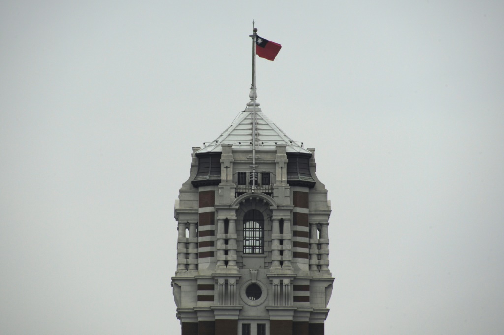 صورة مؤرخة في 24 أيار/مايو 2022 لعلم تايوان يرفرف فوق المكاتب الرئاسية للبلاد (ا ف ب)