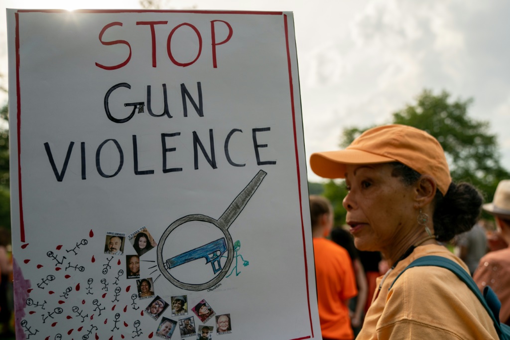 أشخاص في وقفة احتجاجية لليوم الوطني للتوعية على أخطار العنف المسلح في 3 حزيران/يونيو 2022 في نيويورك (ا ف ب)