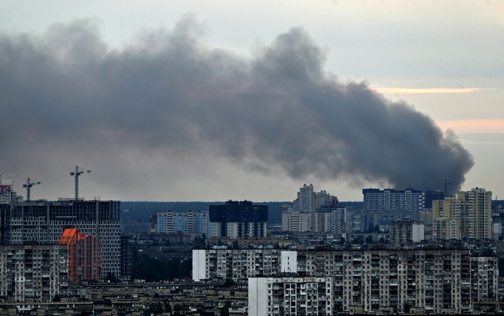 دخان يتصاعد في كييف بعد سلسلة انفجارات في 5 حزيران/يونيو 2022 (ا ف ب)