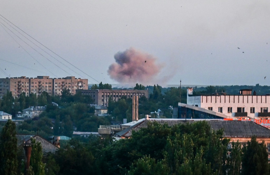 دخان يتصاعد إثر قصف على مدينة دونيتسك في شرق أوكرانيا في 13 حزيران/يونيو (ا ف ب)