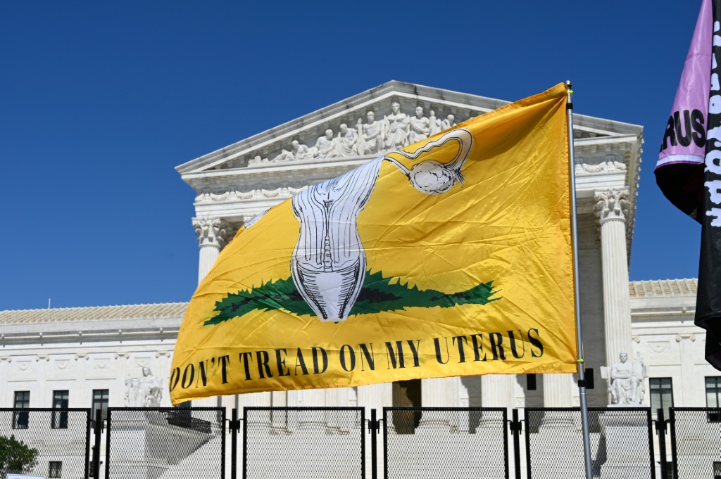 صورة التُقطت في 4 حزيران/يونيو 2022 تُظهر علمًا كُتب عليه بالانكليزية "لا تخطو على رحمي" خارج مقر المحكمة العليا للولايات المتحدة في واشنطن (ا ف ب) 