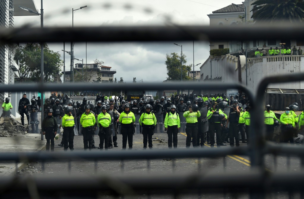  قوات الأمن منتشرة حول الجمعية الوطنية في كيتو في 25 حزيران/يونيو 2022 (ا ف ب)