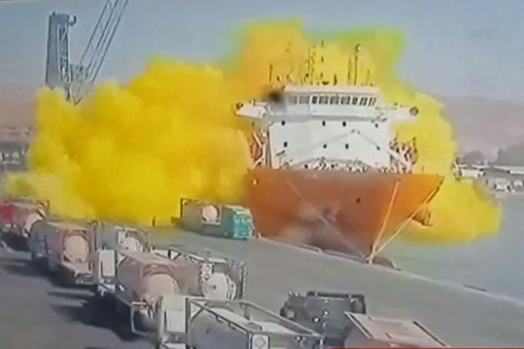 لقطة من مشاهد كاميرات مراقبة نشرتها قناة "المملكة" الأردنية الرسمية تُظهر لحظة انفجار حاوية تحوي غازًا سامًا في ميناء العقبة في جنوب الأرد في 27 حزيران/يونيو 2022 (ا ف ب)