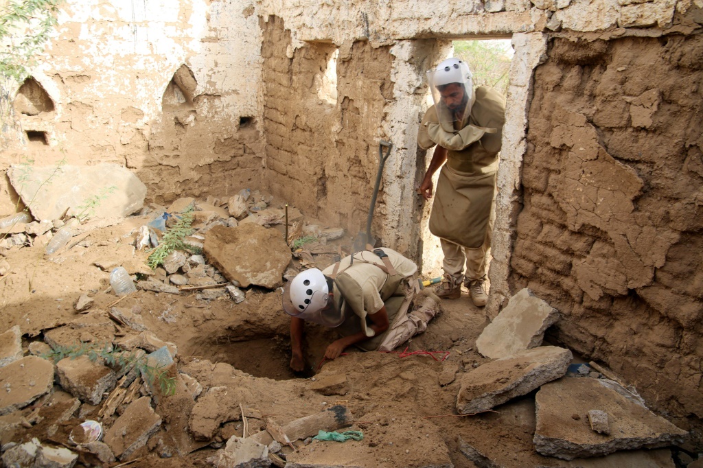 مقتل وإصابة 242 مدنيا جراء الألغام ومخلفات الحرب في الحديدة باليمن منذ نوفمبر 2021 (ا ف ب)
