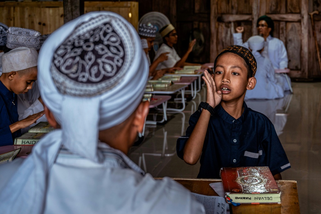 طلا صم في مدارس اسلامية اندنوسيا (ا ف ب)