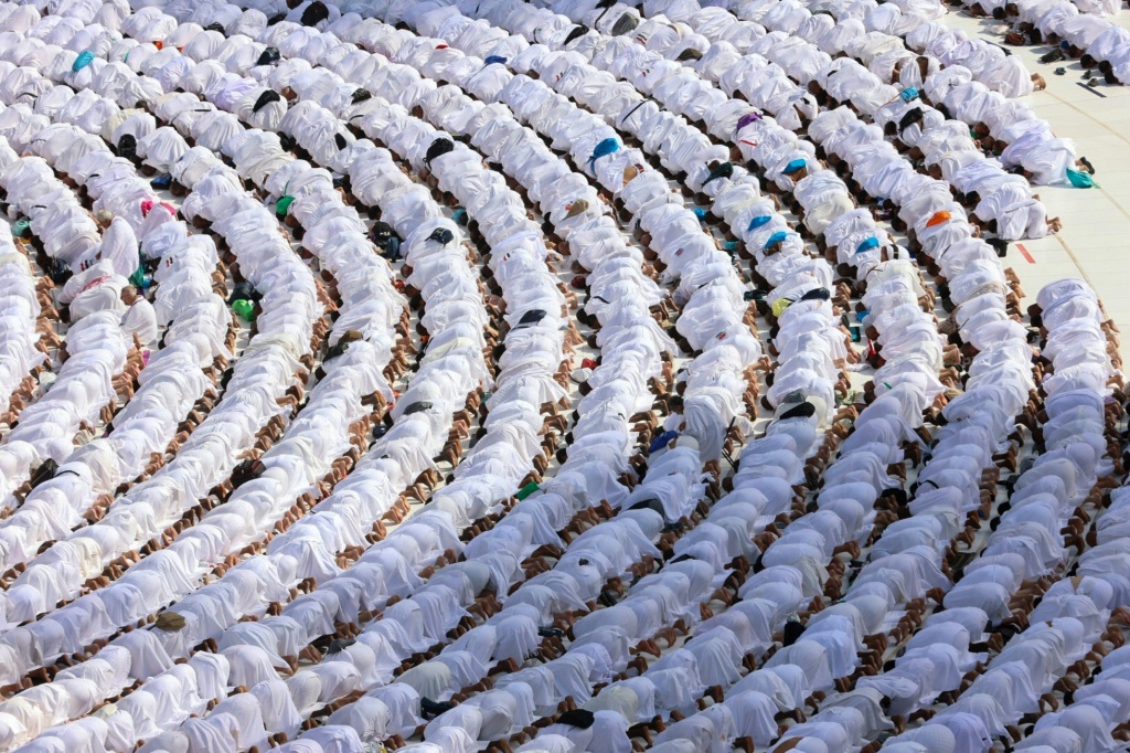 حجاج يؤدون صلاة جماعية بالقرب من المعبة فس المسجد الحرام في 5 تموز/يوليو 2022 (ا ف ب)
