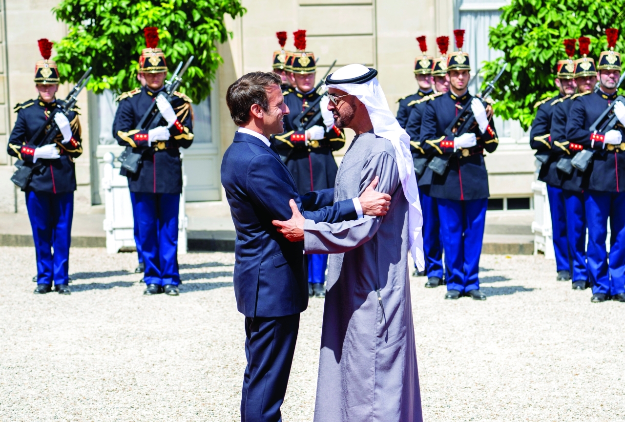 الرئيس الاماراتي الشيخ محمد بن زايد والرئيس الفرنسي إيمانويل ماكرون  (وام)