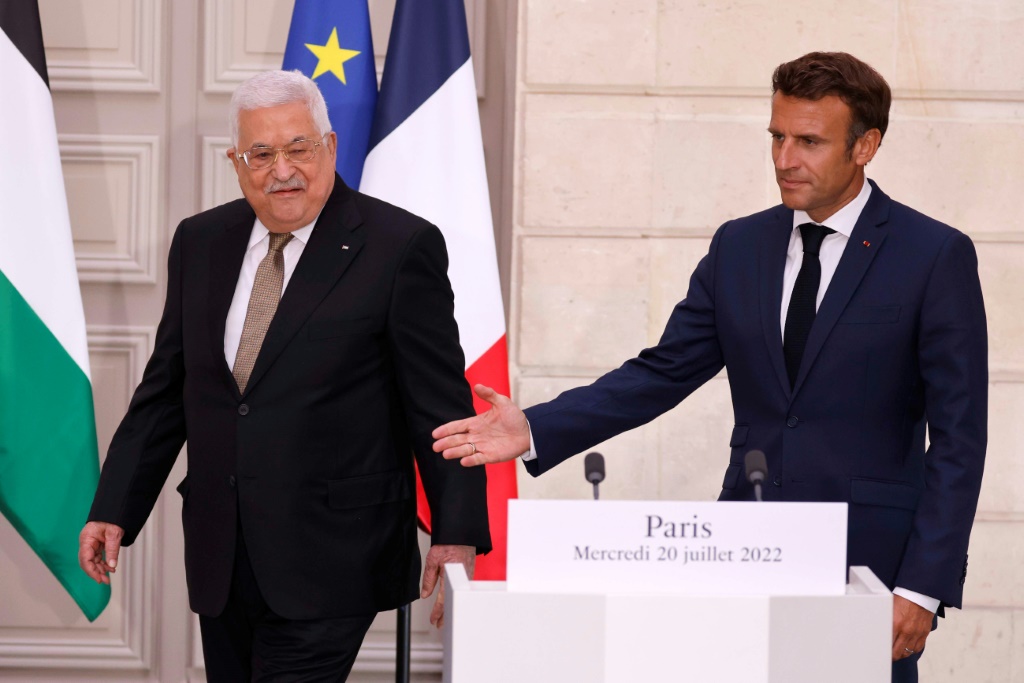 الرئيس الفلسطيني محمود عباس والرئيس الفرنسي إيمانويل ماكرون خلال مؤتمر صحافي مشترك في قصر الإليزيه في باريس في 20 تموز/يوليو 2022 (أ ف ب)