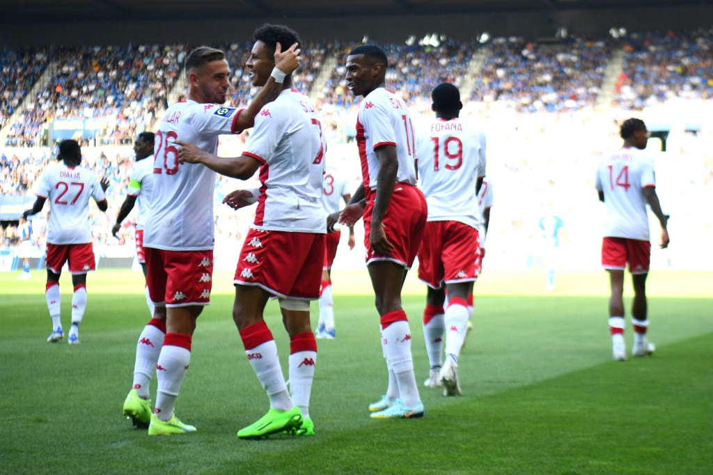 سفيان ديوب (وسط) يحتفل بهدفه لموناكو ضد ستراسبورغ في المرحلة الاولى من الدوري الفرنسي لكرة القدم في 6 آب/أغسطس 2022 (ا ف ب  )