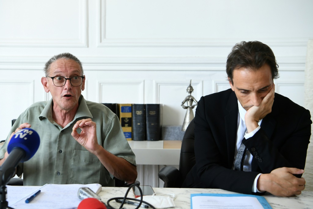  بول راوولت (يسار) والد سيباستيان راوولت ومحاميه فيليب أوهايون خلال مؤتمر صحفي في باريس في 2 آب/أغسطس 2022 (أ ف ب)