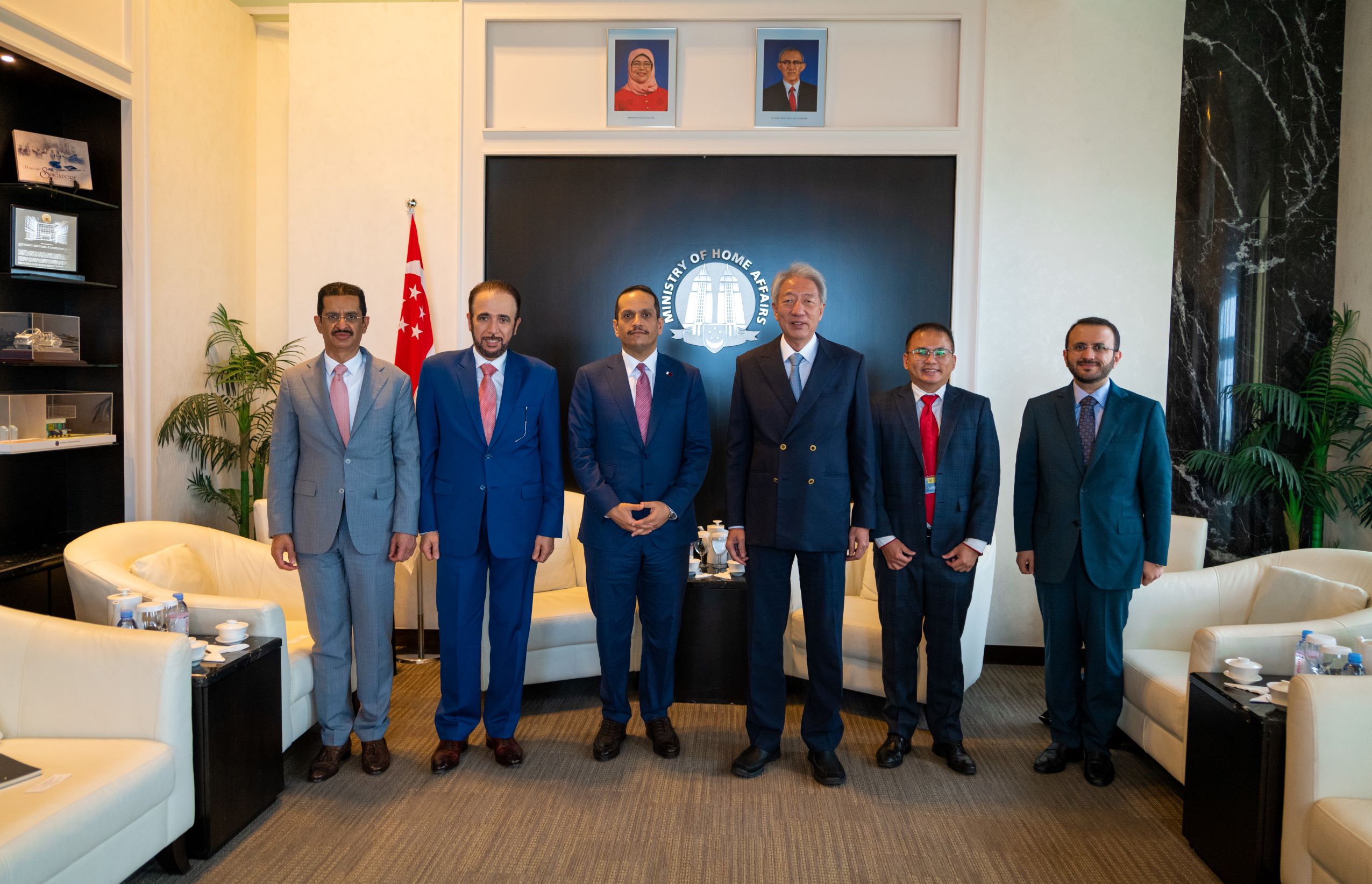 صورةنائب رئيس مجلس الوزراء وزير الخارجية يجتمع مع كبير الوزراء المنسق للأمن القومي في سنغافورة (قنا)