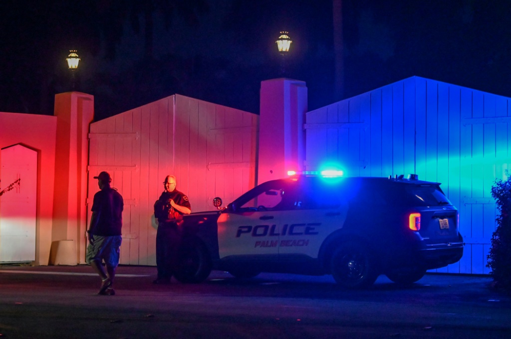  سيارة للشرطة أمام مقرّ دونالد ترامب في مارالاغو في فلوريدا في 8 آب/أغسطس 2022 (ا ف ب)