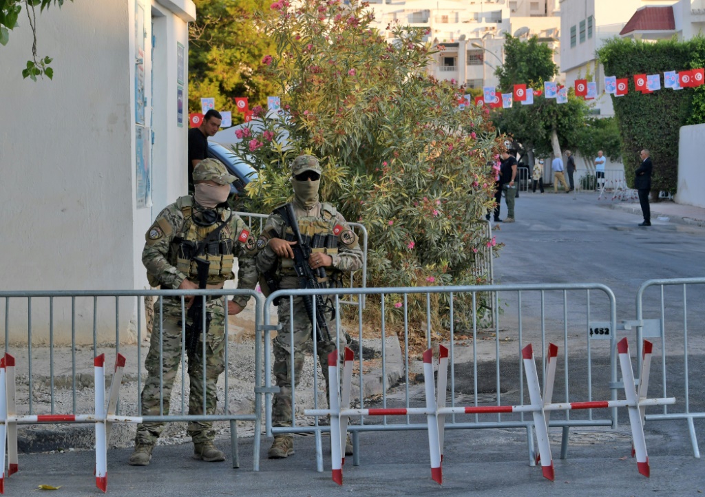 عنصران من قوات الأمن التونسية في ضاحية أريانة بالعاصمة في 25 تموز/يوليو 2022 (أ ف ب)