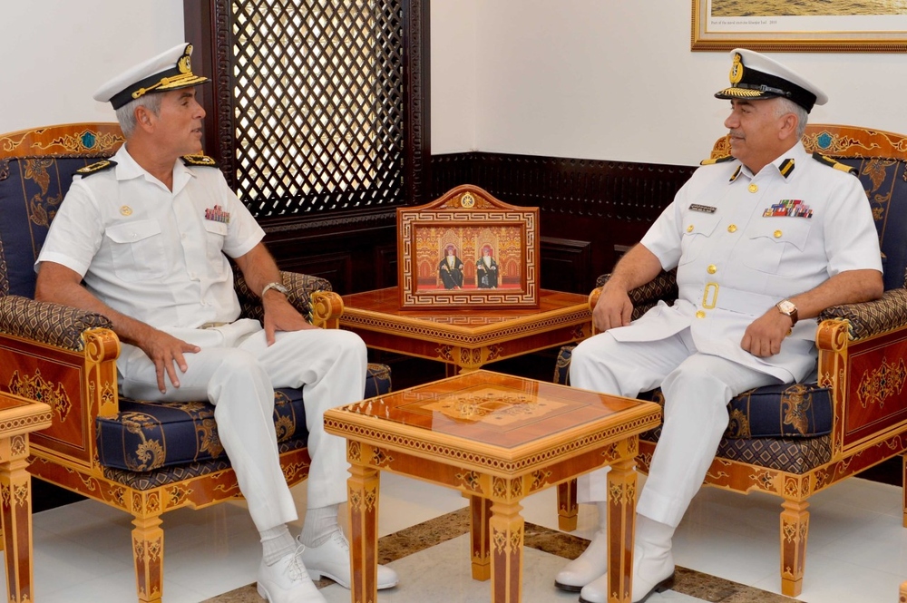 قائد البحرية السلطانية العُمانية بالإنابة يستقبل قائد القوة البحرية في عملية أتلانتا (العمانية)