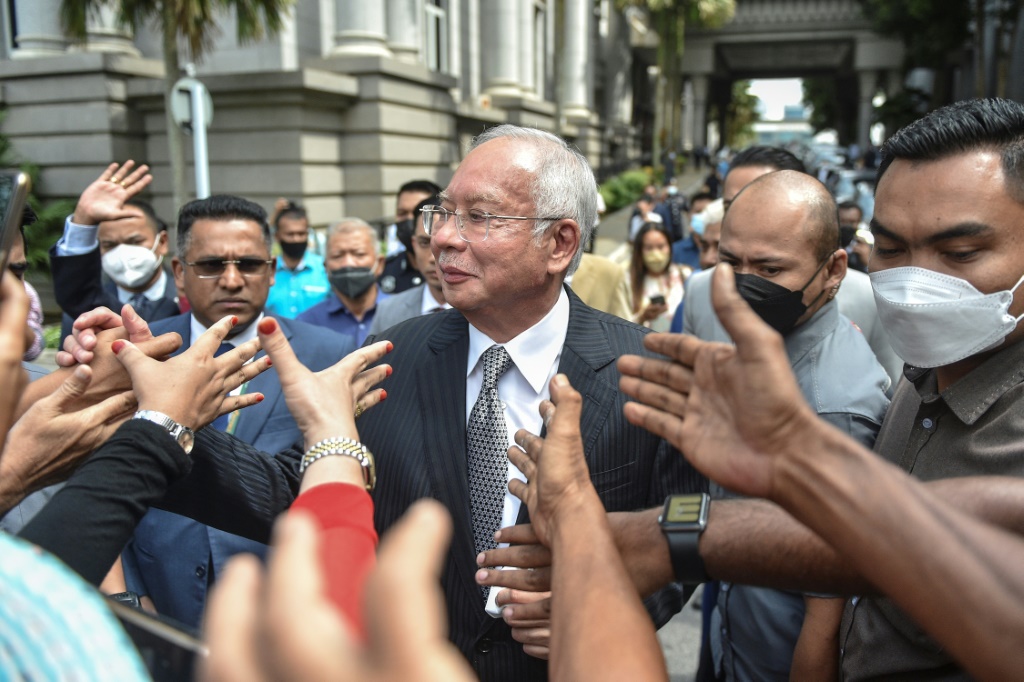 أيدت أعلى محكمة في ماليزيا يوم الثلاثاء الحكم بالسجن لمدة 12 عاما على رئيس الوزراء السابق نجيب عبد الرزاق بتهمة الفساد في الفضيحة المالية 1MDB (ا ف ب)