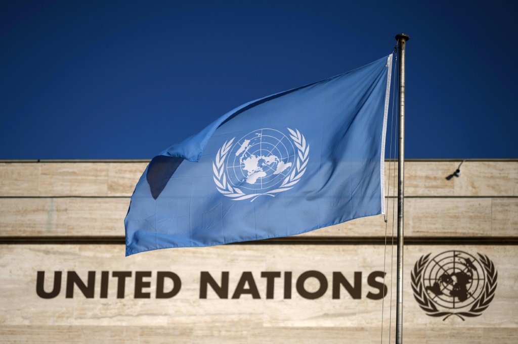 علم للأمم المتحدة أمام مكاتب للمنظمة في جنيف في 29 أيلول/سبتمبر 2021 (ا ف ب)