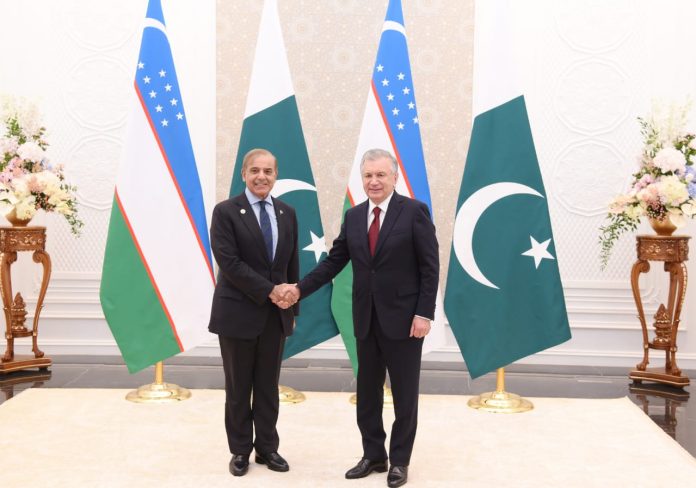 رئيس الوزراء الباكستاني يصل أوزبكستان لحضور قمة منظمة شنغهاي للتعاون (الباكستانية)