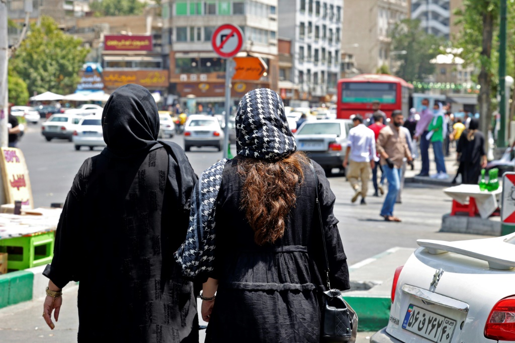 الحجاب الإسلامي إجباري على النساء في إيران منذ فترة وجيزة بعد الثورة الإسلامية عام 1979 (ا ف ب)