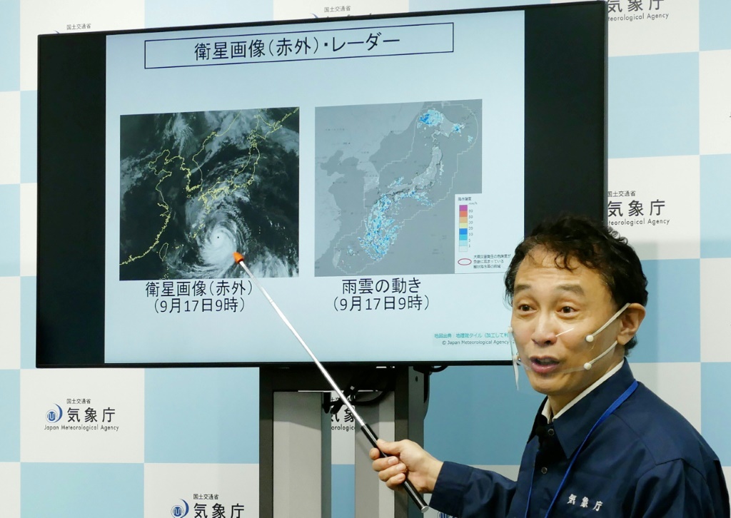 مدير وكالة الأرصاد الجوية اليابانية خلال مؤتمر صحافي للتحذير من مخاطر الإعصار "نانمادول" في طوكيو في 17 أيلول/سبتمبر 2022 (ا ف ب)
