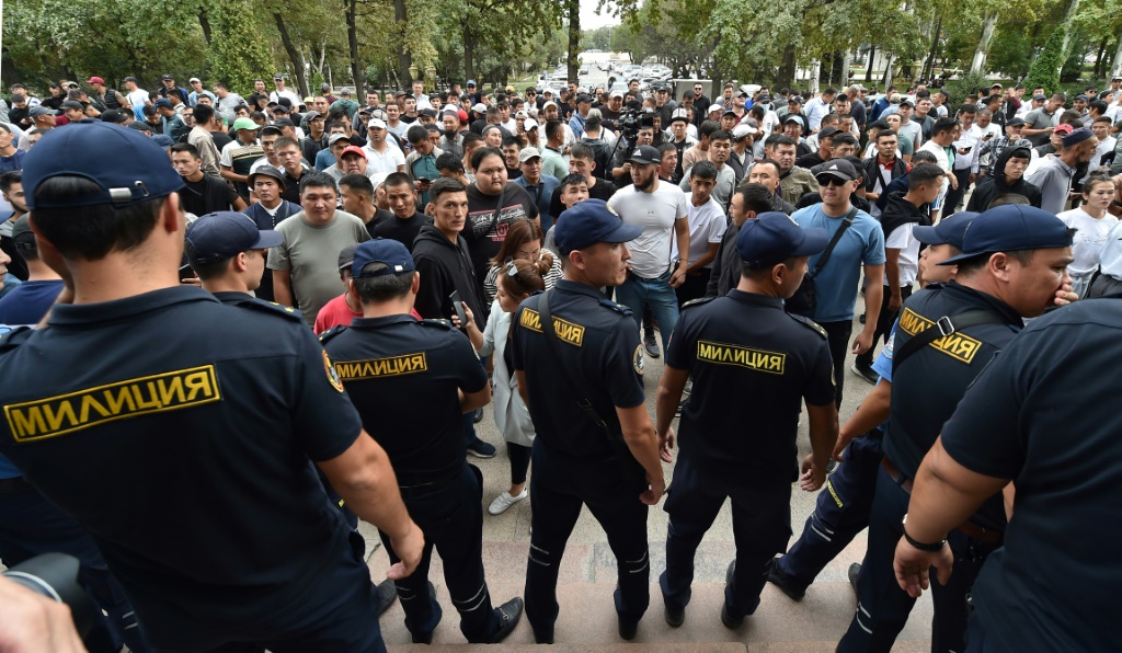متظاهرون في بشكيك بتاريخ 16 أيلول/سبتمبر 2022 يطالبون السلطات بدعم سكان باتكين بعد المواجهات الحدودية بين القوات القرزيغية والطاجيكية (ا ف ب)