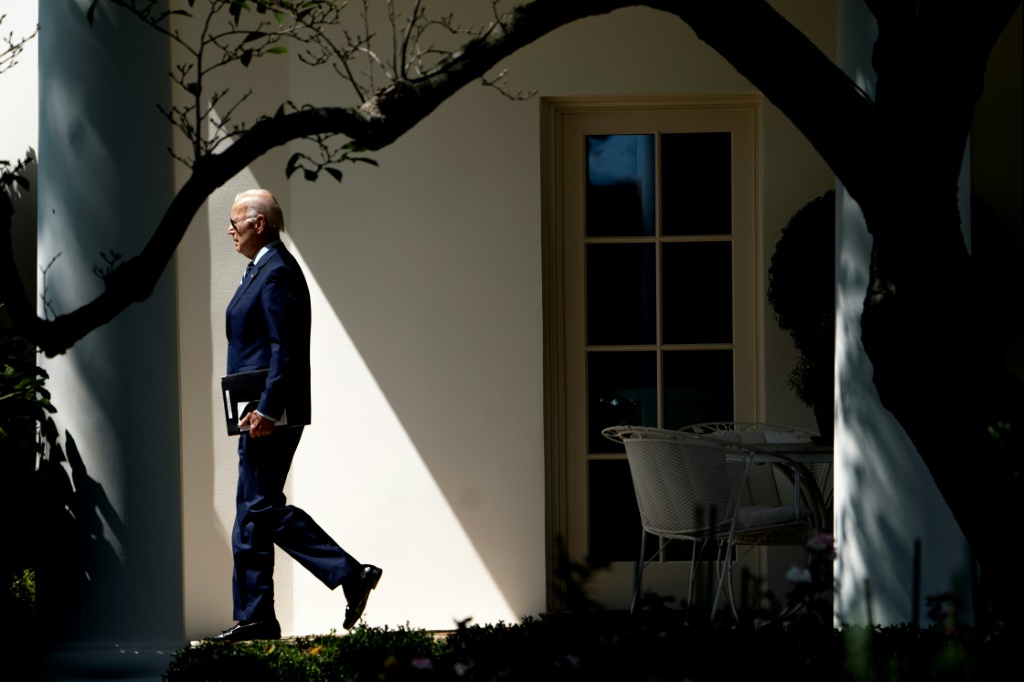 الرئيس الأميركي جو بايدن خارجا من المكتب البيضوي في 30 آب/اغسطس 2022 في البيت الأبيض في واشنطن (ا ف ب)