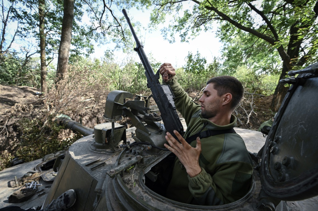 جندي أوكراني يعمل على مدفع هاوتزر 2S3 في منطقة ميكولايف في 19 أيلول/سبتمبر 2022 (أ ف ب)