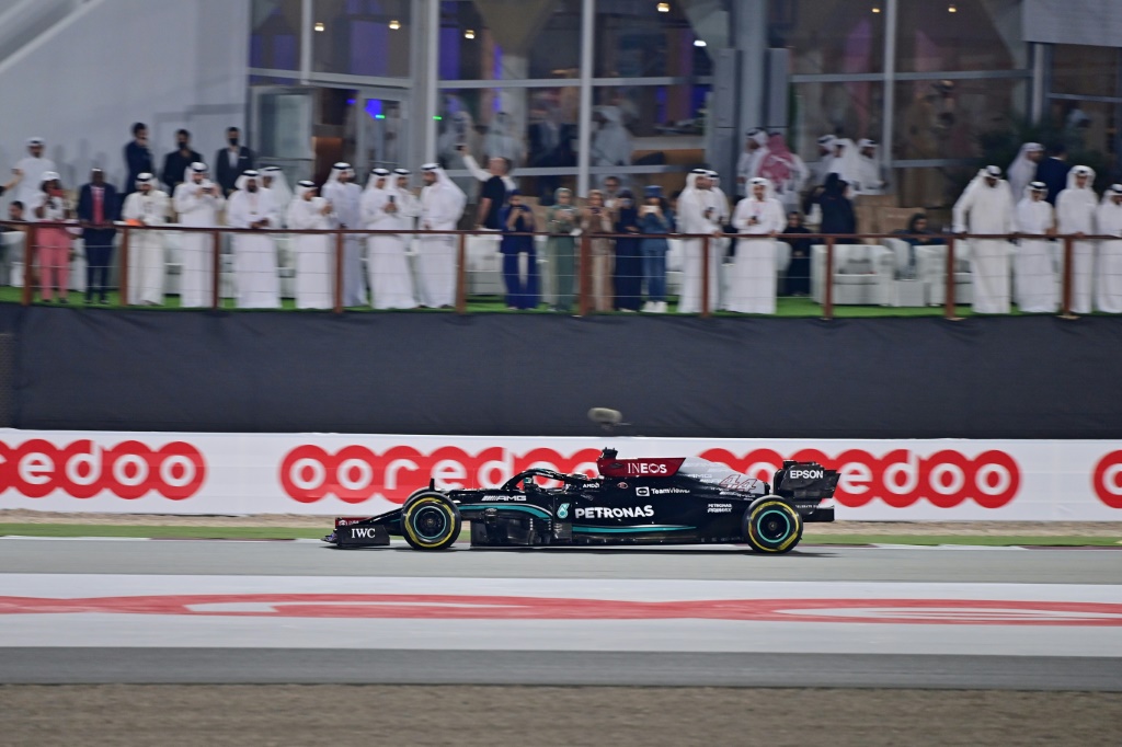 سائق مرسيدس البريطاني لويس هاميلتون يفوز بالنسخة الاولى من جائزة قطر الكبرى على حلبة لوسيل الدولية في 21 تشرين الثاني/نوفمبر 2021 (ا ف ب)