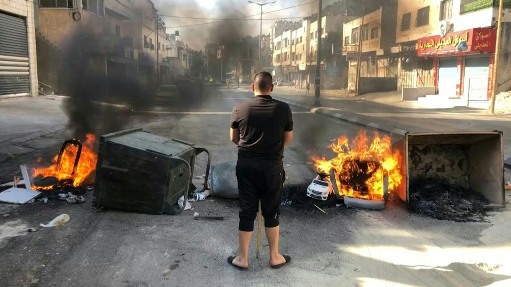 اشتباكات بين متظاهرين فلسطينيين وقوات الأمن الفلسطينية في نابلس بالضفة الغربية المحتلة ، بعد اعتقال عضوين من حركة حماس الإسلامية. الصور لإكمال 32JQ8YL_AR (أ ف ب)