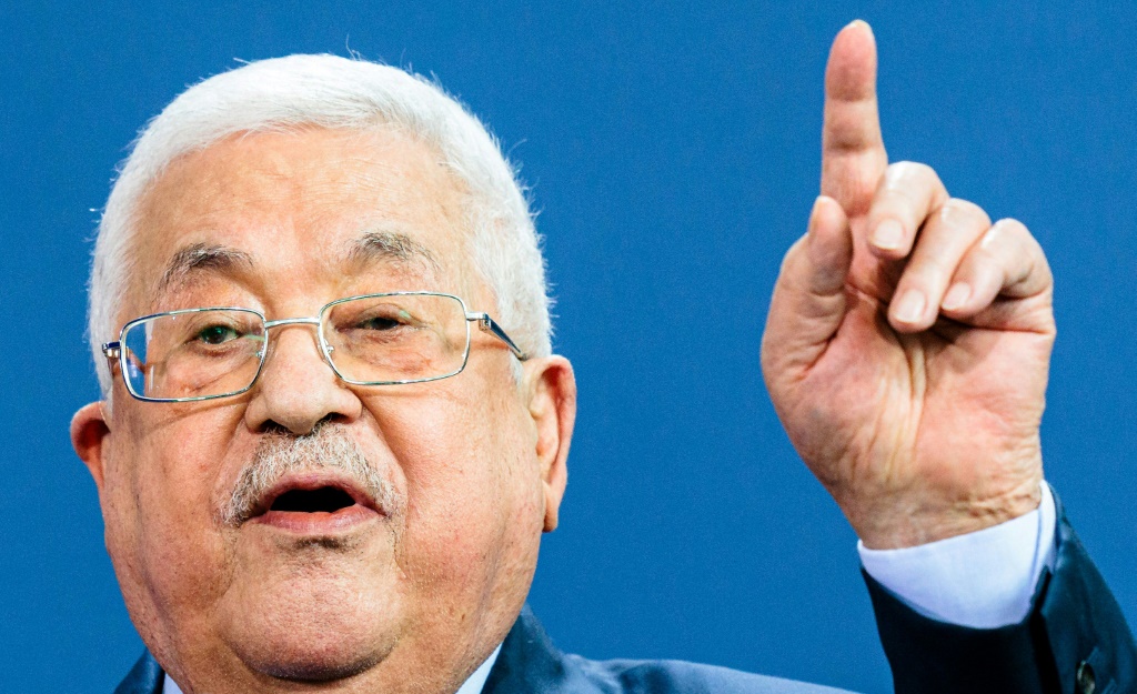 تراجعت شعبية الرئيس الفلسطيني محمود عباس في الضفة الغربية إلى مستويات متدنية جديدة ويقول محللون إن المعركة لخلافته جارية بالفعل (ا ف ب)