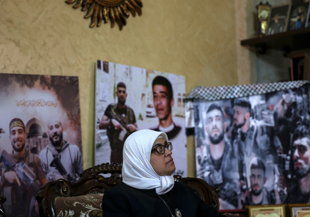    هدى النابلسي ملأت منزلها بتذكارات من نجلها إبراهيم النابلسي البالغ من العمر 18 عامًا ، وهو فلسطيني نشط تم تكريمه بلقب "أسد نابلس" منذ وفاته في اشتباكات مع الجيش الإسرائيلي الشهر الماضي (ا ف ب)