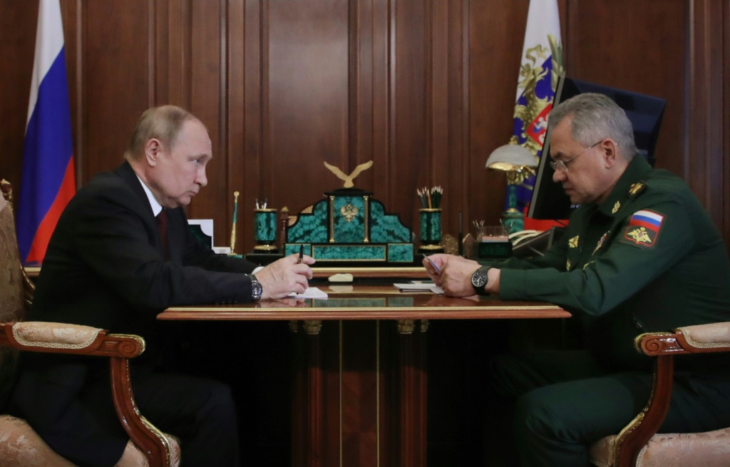الرئيس الروسي فلاديمير بوتين ووزير الدفاع سرجي شويغو (أ ف ب)