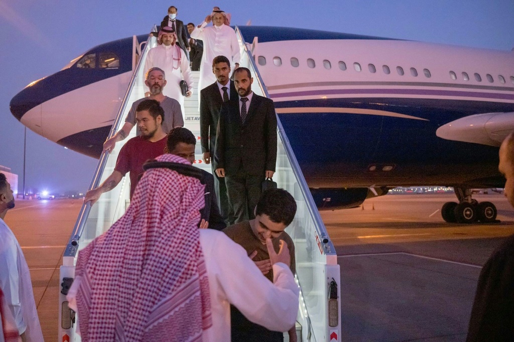 صورة نشرتها وكالة الأنباء السعودية تظهر أسرى حرب مفرج عنهم لدى وصولهم مطار الرياض في 21 أيلول/سبتمبر 2022 (ا ف ب)