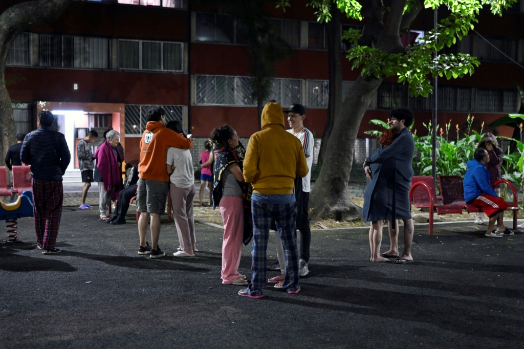 الناس ينتظرون في شوارع مكسيكو سيتي بعد زلزال قوي ضرب الليلة الماضية(ا ف ب)