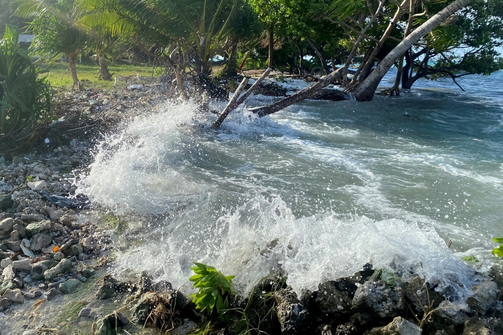 موجة مد تغمر منطقة ماجورو في جزر مارشال في السادس من كانون الأول/ديسمبر 2021 (ا ف ب)