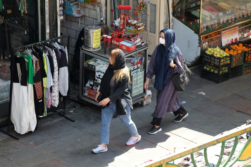 إيرانيات في أحد شوارع طهران في 21 أيلول/سبتمبر 2022 (ا ف ب)