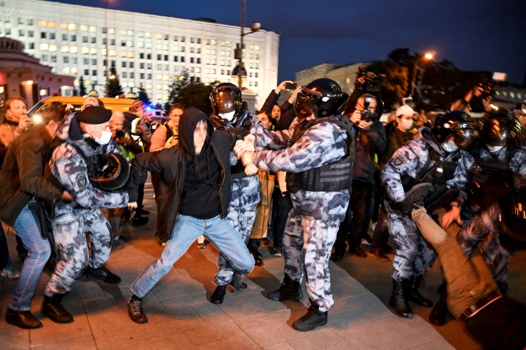  الشرطة تعتقل رجلا في موسكو في 21 ايلول/سبتمبر بعد الدعوات للتظاهر احتجاجا على التعبئة الجزئية. (أ ف ب)