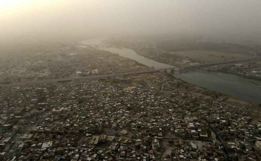 منظر جوي لنهر دجلة والجانب الغربي القديم لمدينة الموصل شمال العراق (أ ف ب)