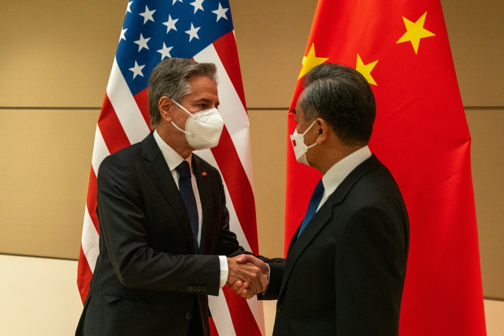 وزير الخارجية الأميركي أنتوني بلينكن (يسار) يصافح نظيره الصيني وانغ يي (يمين) على هامش الجمعية العامة السنوية للأمم المتحدة في نيويورك في 23 أيلول/سبتمبر 2022 (ا ف ب)