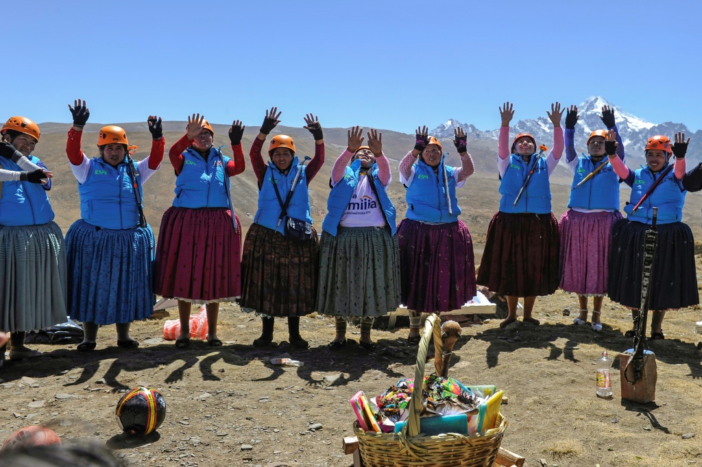  نساء من شعب أيمارا الأصلي قبيل تسلق قمة هويانا بوتوسي على علو 6088 مترا قرب مدينة إل ألتو البوليفية في 13 آب/أغسطس 2022 (ا ف ب)