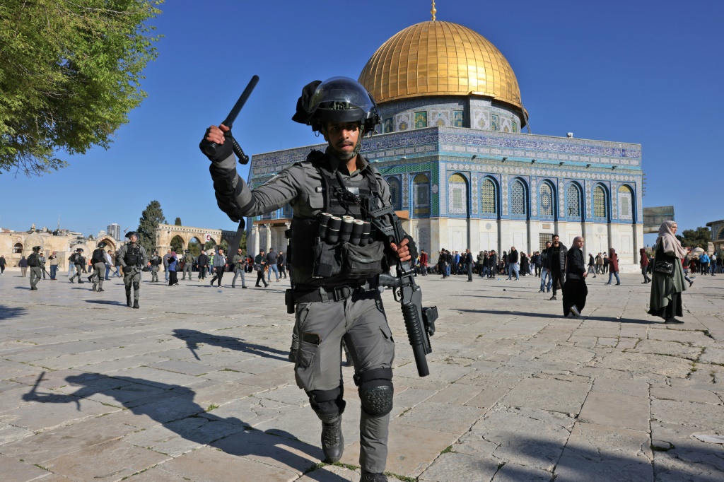 بحسب مصادر فلسطينية أصيب فلسطينيين اثنين واعتقل خمسة آخرون، خلال اقتحام الشرطة الإسرائيلية ومئات المستوطنين اليوم ساحات المسجد الأقصى في شرق القدس (ا ف ب)