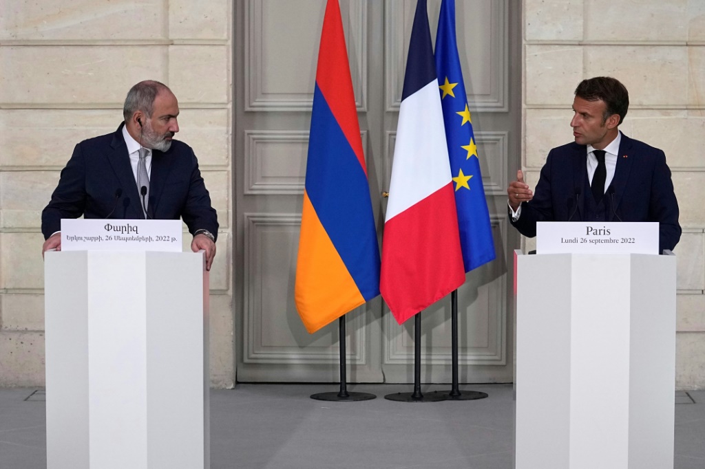 الرئيس الفرنسي إيمانويل ماكرون وعن يمينه رئيس الوزراء الأرميني نيكول باشينيان خلال مؤتمر صحافي مشترك في الإليزيه في 26 أيلول/سبتمبر 2022 (ا ف ب)