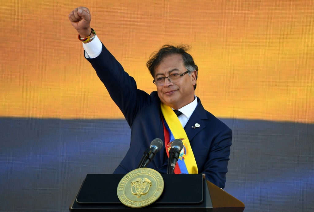 الرئيس الكولومبي غوستافو بيترو يعتبر فتح الحدود حدث تاريخي (ا ف ب)