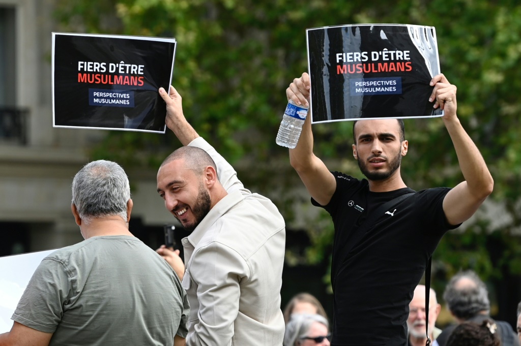 تجمع احتجاجا على قرار مجلس الدولة الفرنسي طرد الإمام المغربي حسن أيكويسن، في 03 أيلول/سبتمبر 2022 في ساحة الجمهورية في العاصمة الفرنسية باريس (ا ف ب)