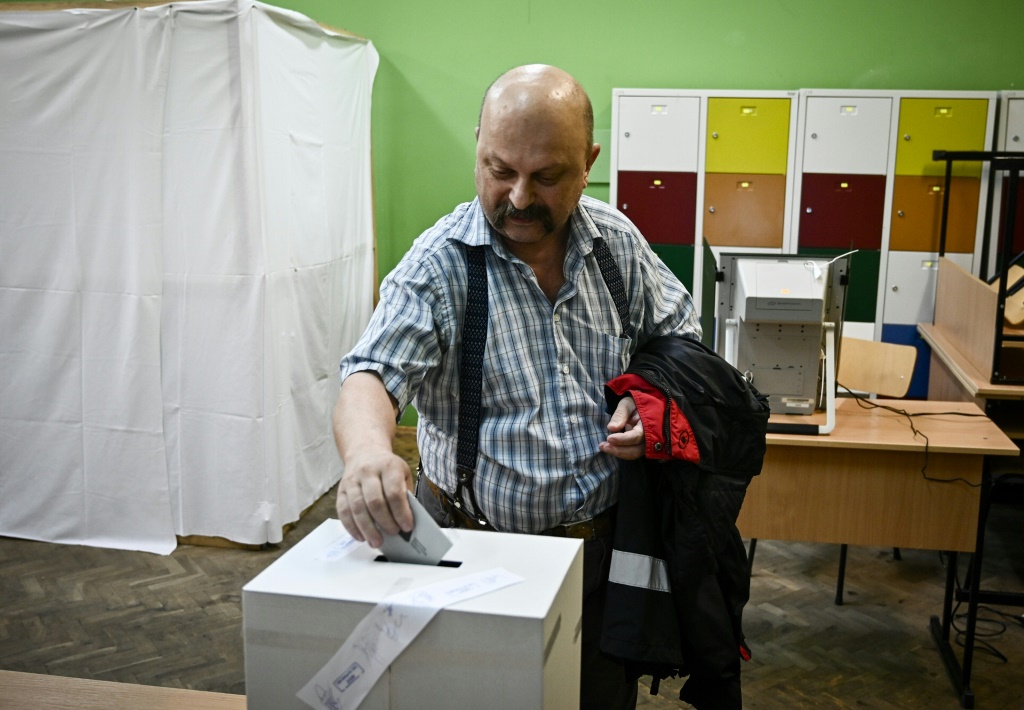 رجل يدلي بصوته في الانتخابات التشريعية البلغارية في صوفيا في 2 تشرين الأول/أكتوبر 2022 (ا ف ب)