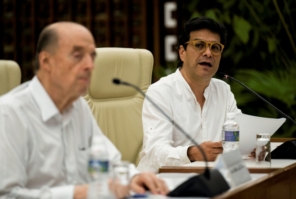 المفوض السامي الكولومبي للسلام، إيفان دانيلو رويدا (يمين)، يقرأ بيانا مع وزير الخارجية الكولومبي ألفارو ليفا، خلال اجتماع مع وفد من مقاتلي جيش التحرير الوطني، في هافانا (ا ف ب)