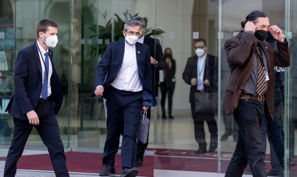 كبير المفاوضين الإيرانيين علي باقري (وسط) يغادر فندق "باليه كوبورغ" في فيينا في 11 آذار/مارس 2022 (ا ف ب)