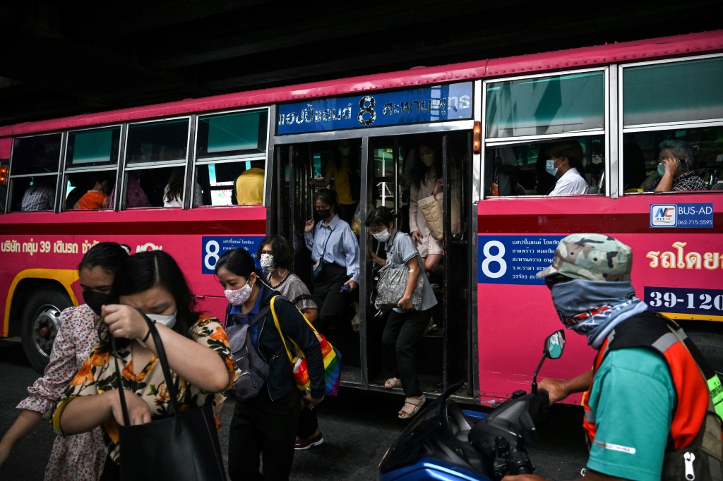 ركاب ينزلون من حافلة تابعة لخط الرقم 8 في بانكوك في الخامس من أيلول/سبتمبر 2022 (ا ف ب)
