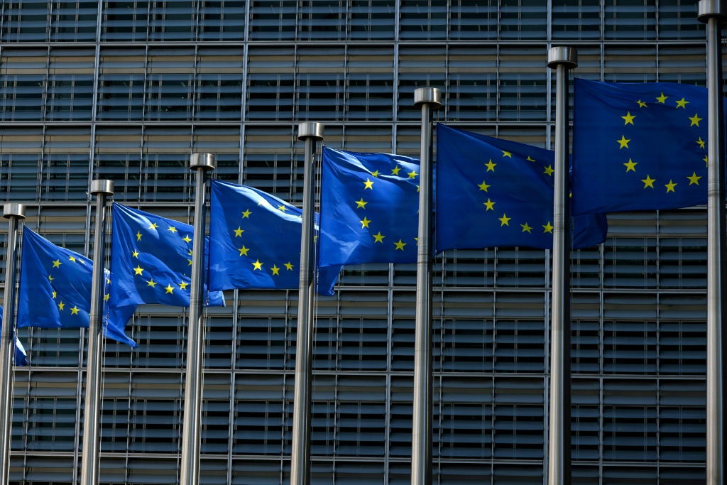 أعلام الاتحاد الأوروبي أمام مقر المفوضية الأوروبية في بروكسل في 16 حزيران/يونيو 2022 (أ ف ب)